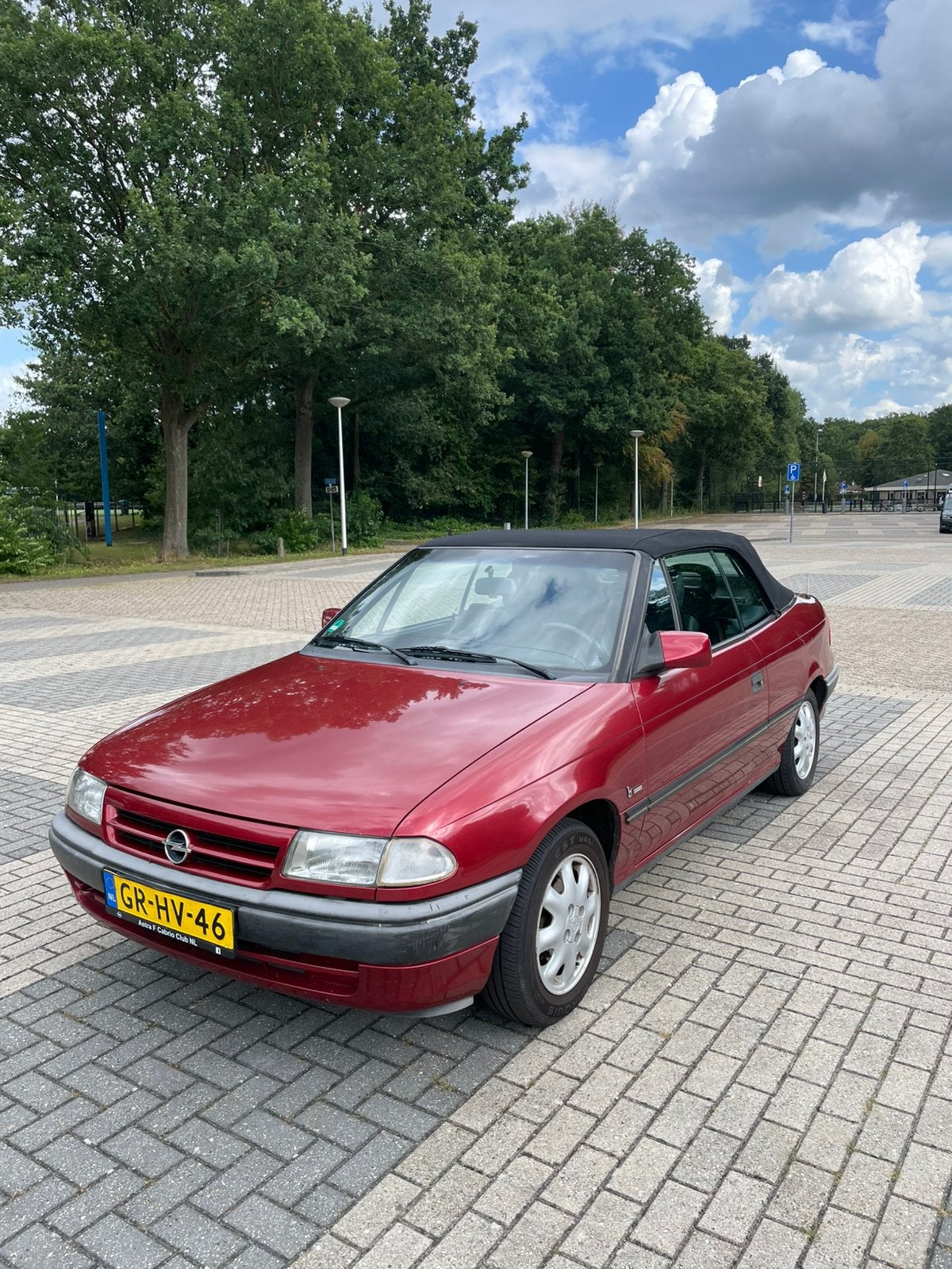 Opel Astra 1.4 I Cabrio E2 1993 Rood, Voorwielaandrijving, Zwart, 4 cilinders, Cabriolet
