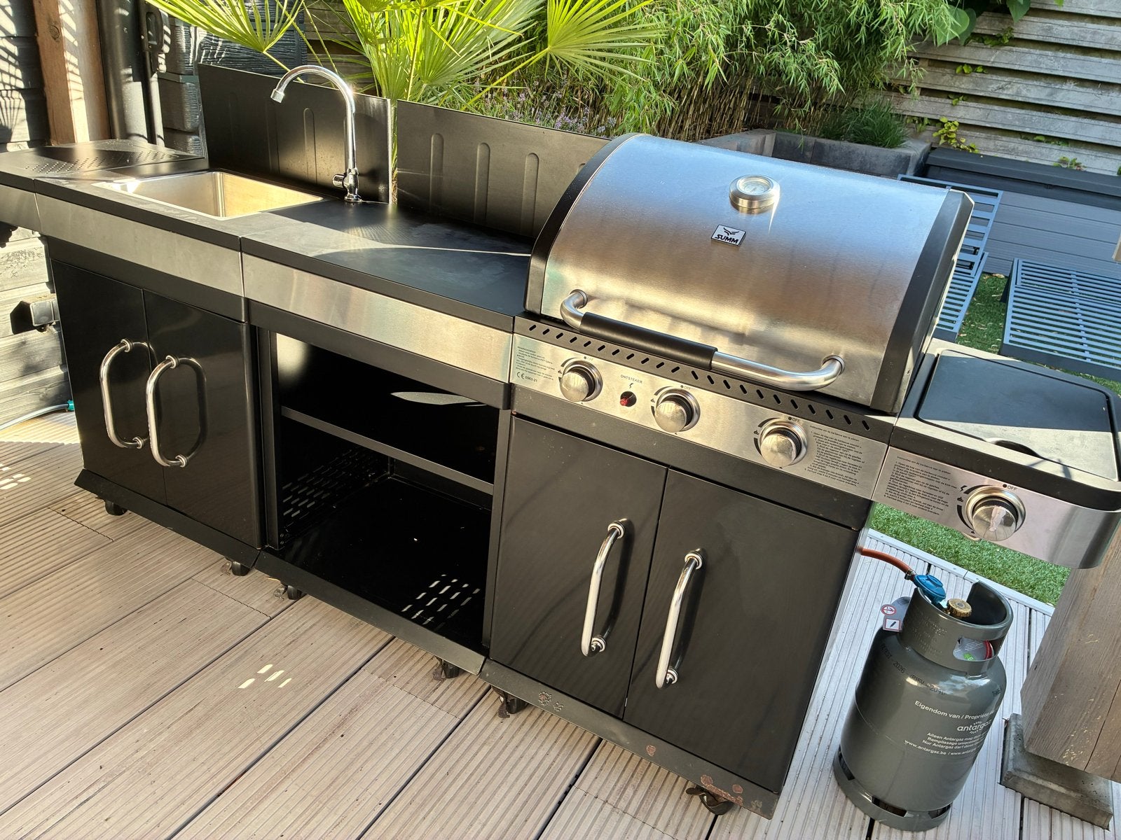 Buitenkeuken met gasbarbecue, kraan en wasbak, Ophalen, Gebruikt