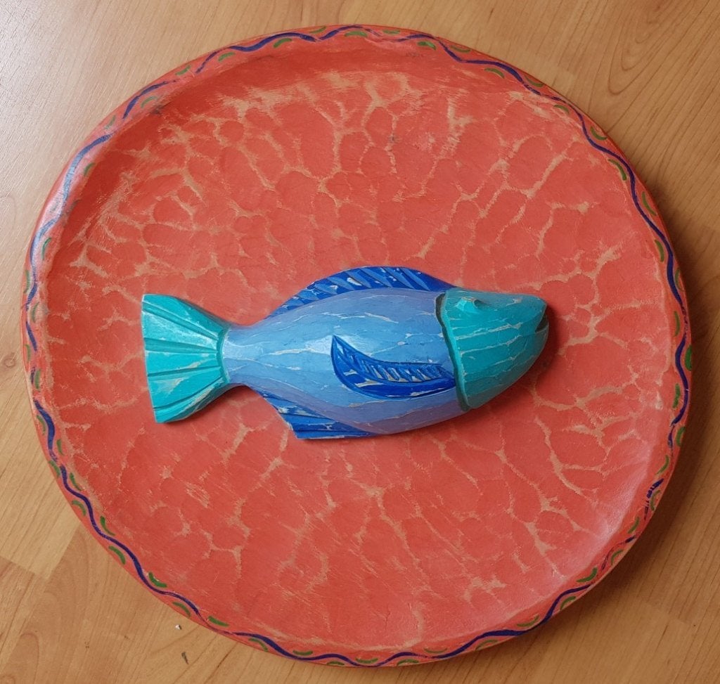 Silvia Pontes: Braziliaans houtsnijwerk reliëf vis op bord, Antiek en Kunst, Houtsnijwerk, Handgemaakt, Ophalen of Verzenden, 20 - 50 cm