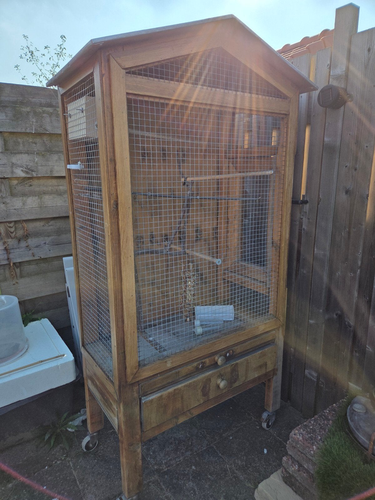 Handgemaakte Volière/ vogelkooi op wieltjes, Ophalen, Gebruikt, Hout, Vogelkooi