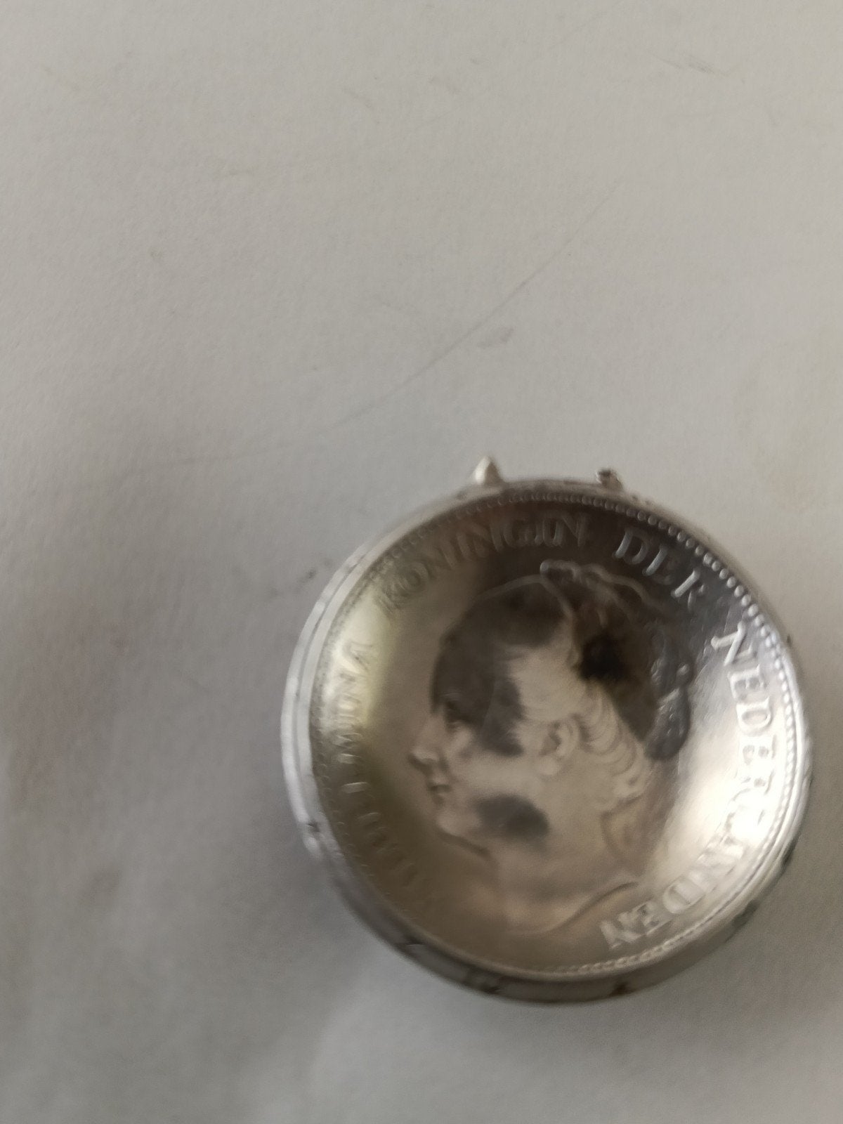 Antieke Zilveren Wilhelmina Muntbroche - Oorlogssieraad, Antiek en Kunst, Ophalen of Verzenden, Zilver