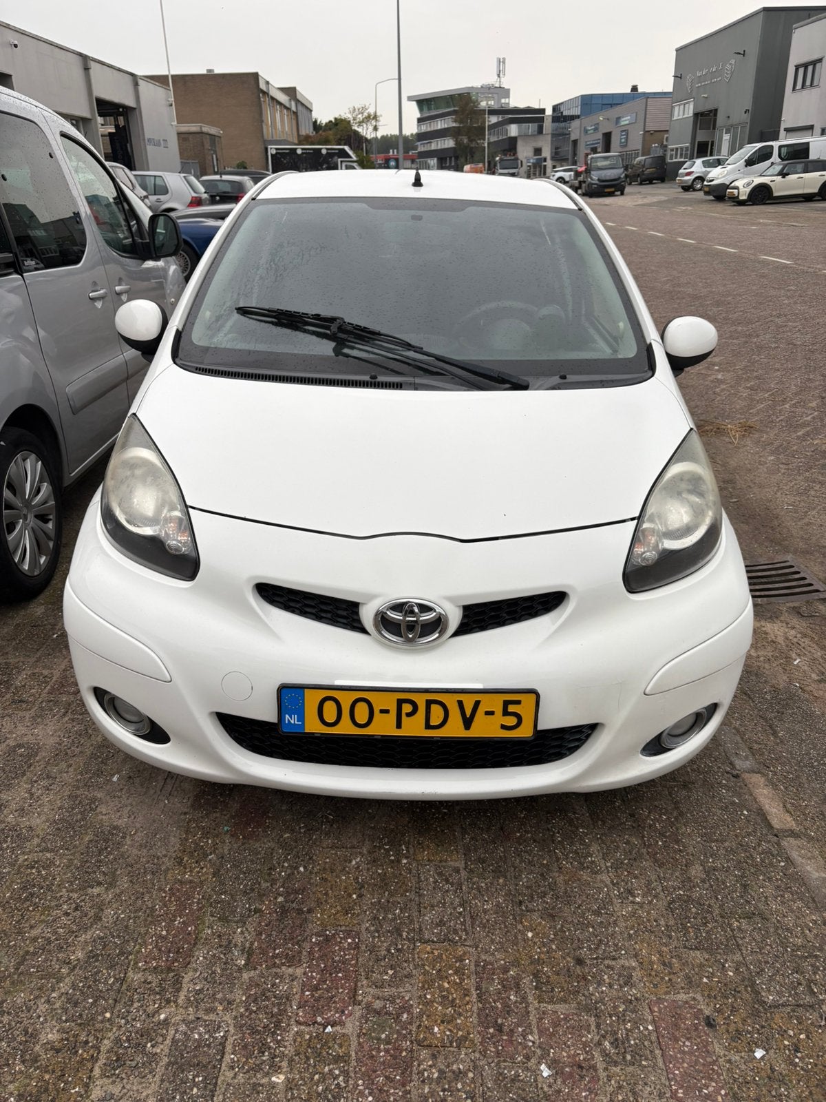 Toyota Aygo 1.0 12V Vvt-i 5DRS 2011 Wit, Auto's, Voorwielaandrijving, 4 stoelen, Origineel Nederlands, Bedrijf