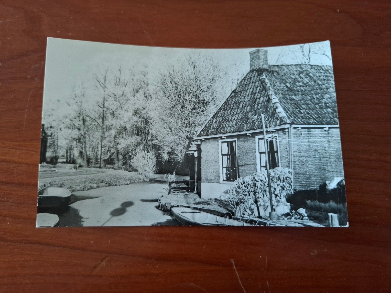 Oude zwart-wit foto van huisje aan het water, Akkrum, Verzamelen, Ophalen of Verzenden, 1920 tot 1940, Gelopen, Friesland