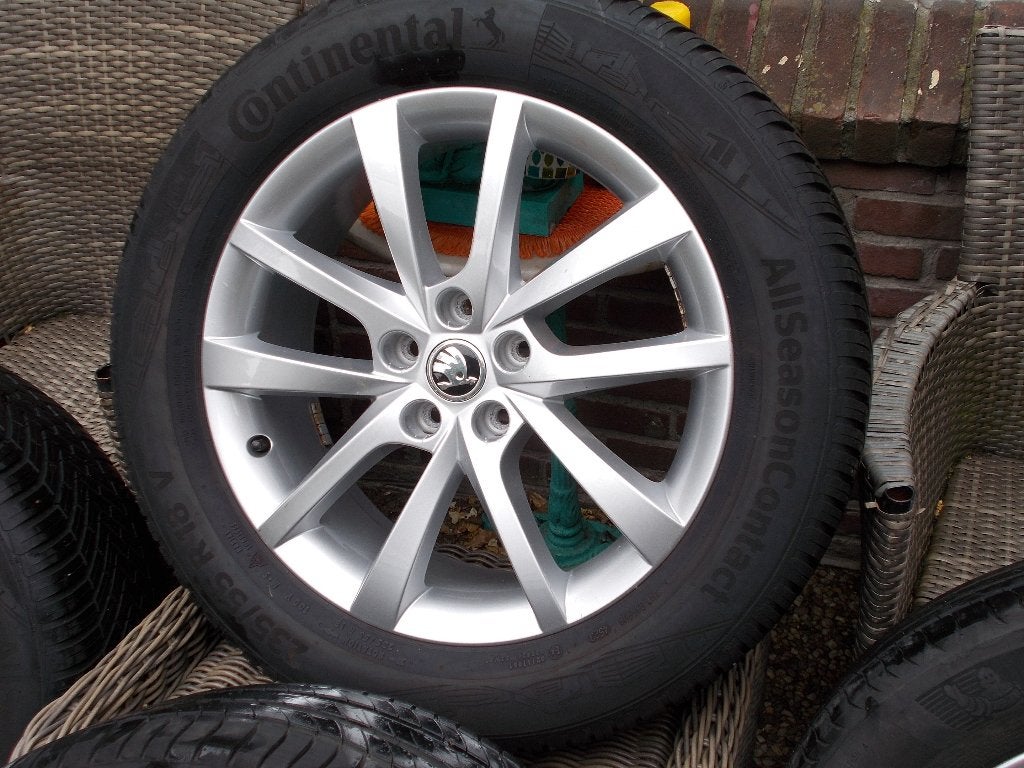 SKODA 18 INCH KODIAC VELGEN MET BANDEN, Ophalen, 18 inch, Banden en Velgen, 235 mm