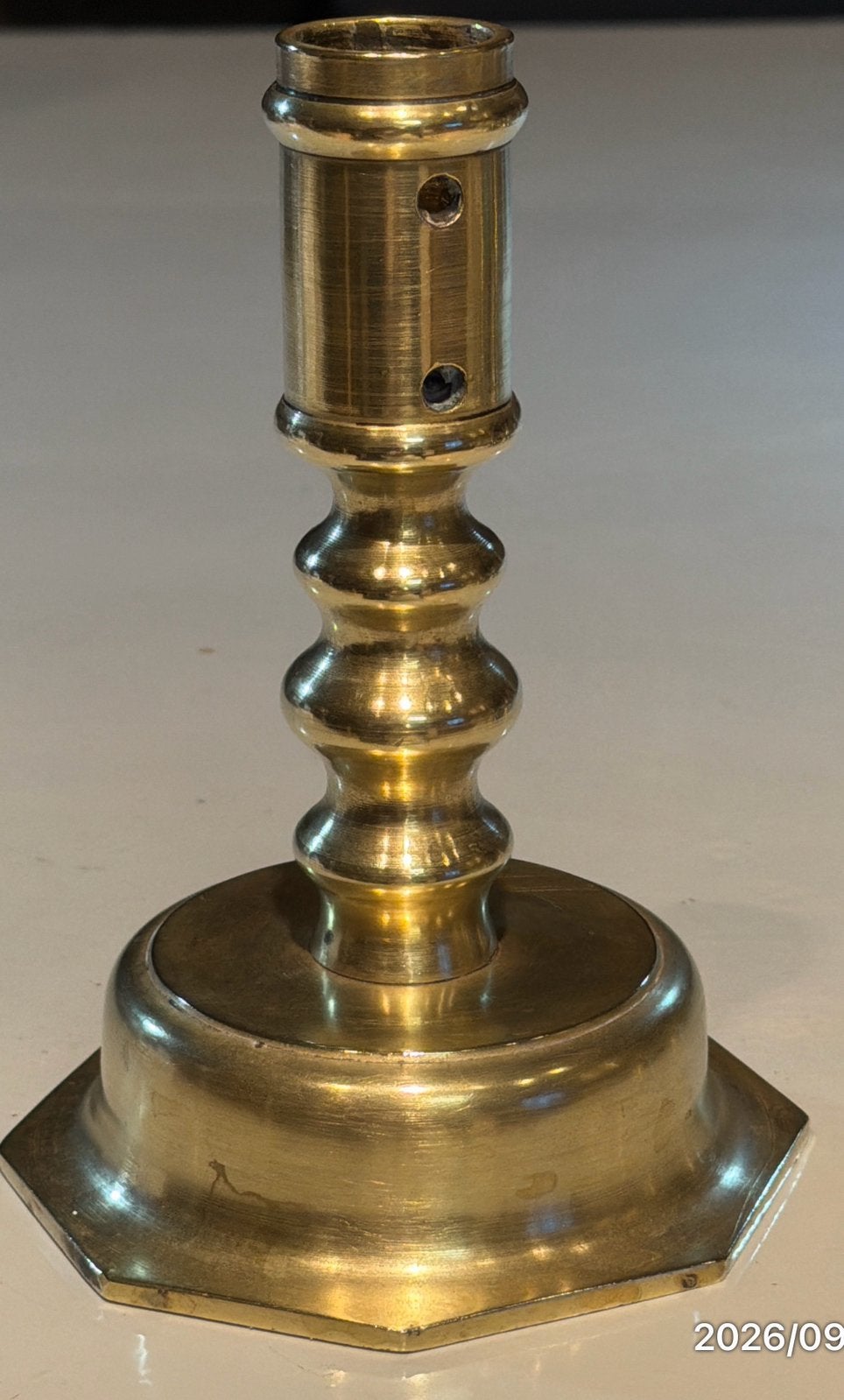 Laat-17e-eeuwse messing kolomkandelaar 1675–1700