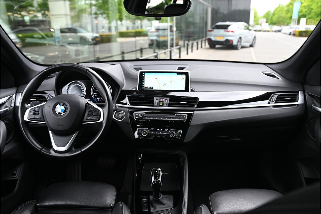 BMW X1 sDrive20i High Executive xLine Automaat / Sportstoele, Auto's, BMW, Zwart, Bedrijf, SUV of Terreinwagen, 1460 kg
