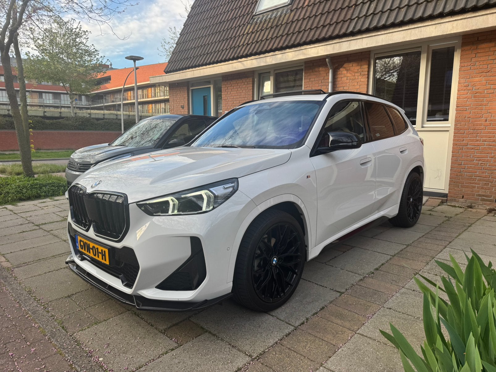 BMW X1|M-sport|Panorama|Sfeer|1e eig|2023|Dealer onderhoud!, 136 pk, Parkeerassistent, Wit, Leder