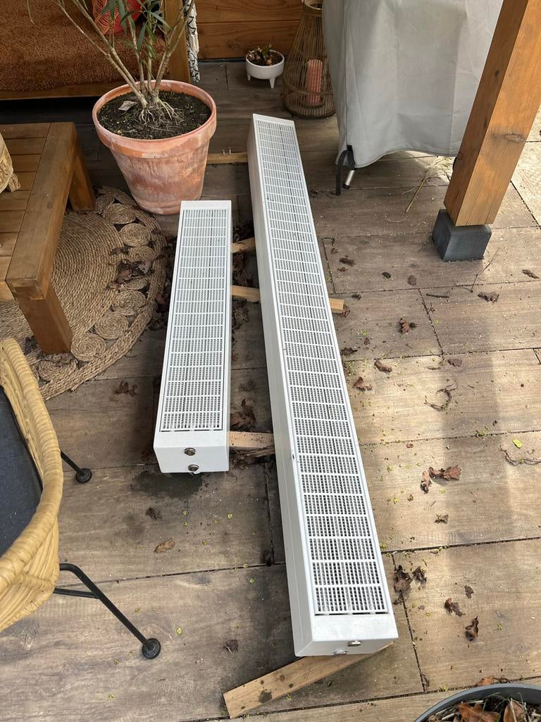 2 lage plint radiatoren RAL9016 wit, Ophalen, Gebruikt, Minder dan 30 cm, Radiator