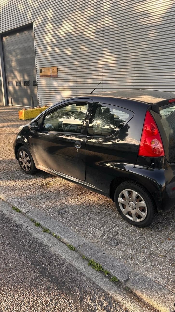 Peugeot 107 1.0 12V 3DR 2010 Zwart, Auto's, Voorwielaandrijving, Stof, Zwart, 4 stoelen