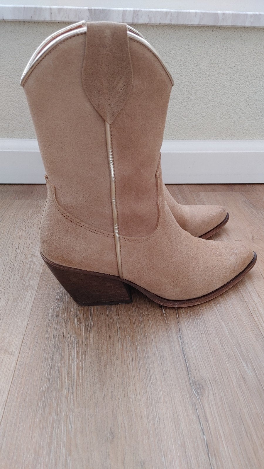 Nelson beige suède cowboylaarzen maat 37, Beige, Lage of Enkellaarzen, Ophalen of Verzenden, Nelson