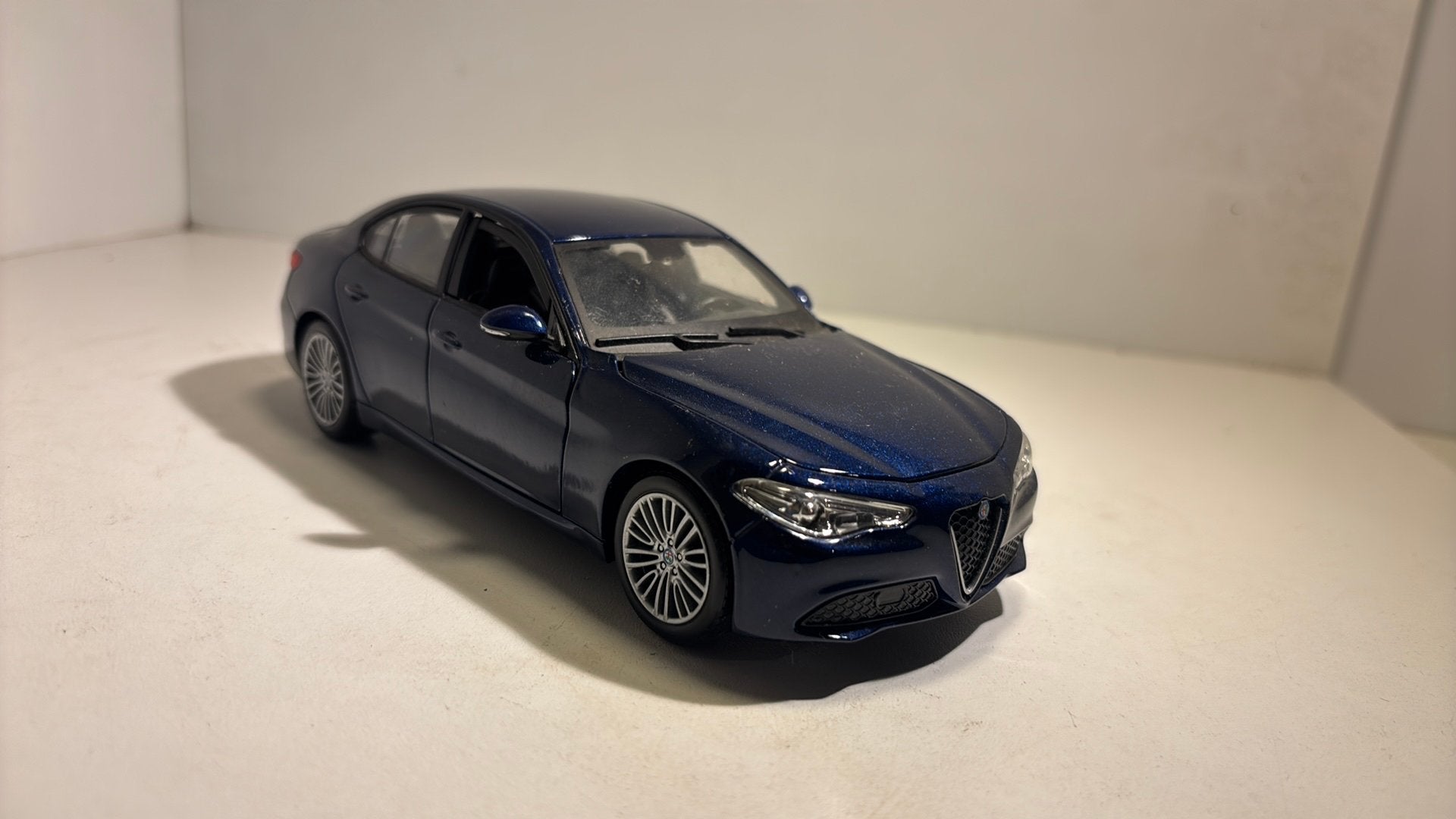 Alfa romeo guilia bburago 1.24, Ophalen of Verzenden, Bburago, A, A