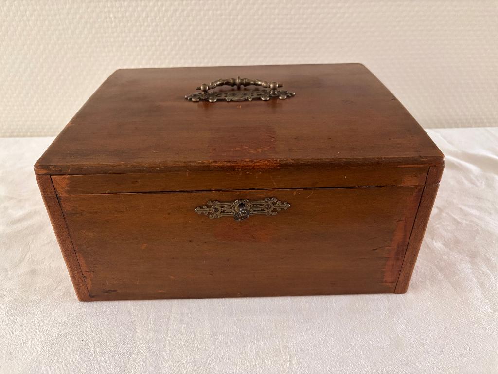 Antieke houten kist met handvat, slot + sleutel, vakindeling, Ophalen of Verzenden
