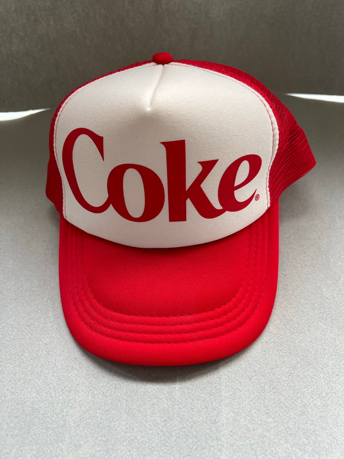 Nieuwe Coca-Cola Trucker Cap - Rood/Wit, Ophalen of Verzenden, Nieuw, One size fits all, Pet