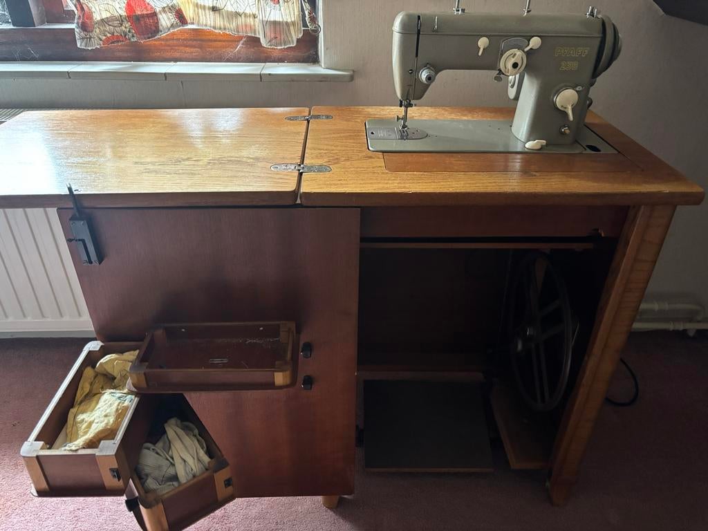 Pfaff 230 Trapnaaimachine in kast, vintage, Antiek en Kunst, Antiek | Naaimachines, Ophalen