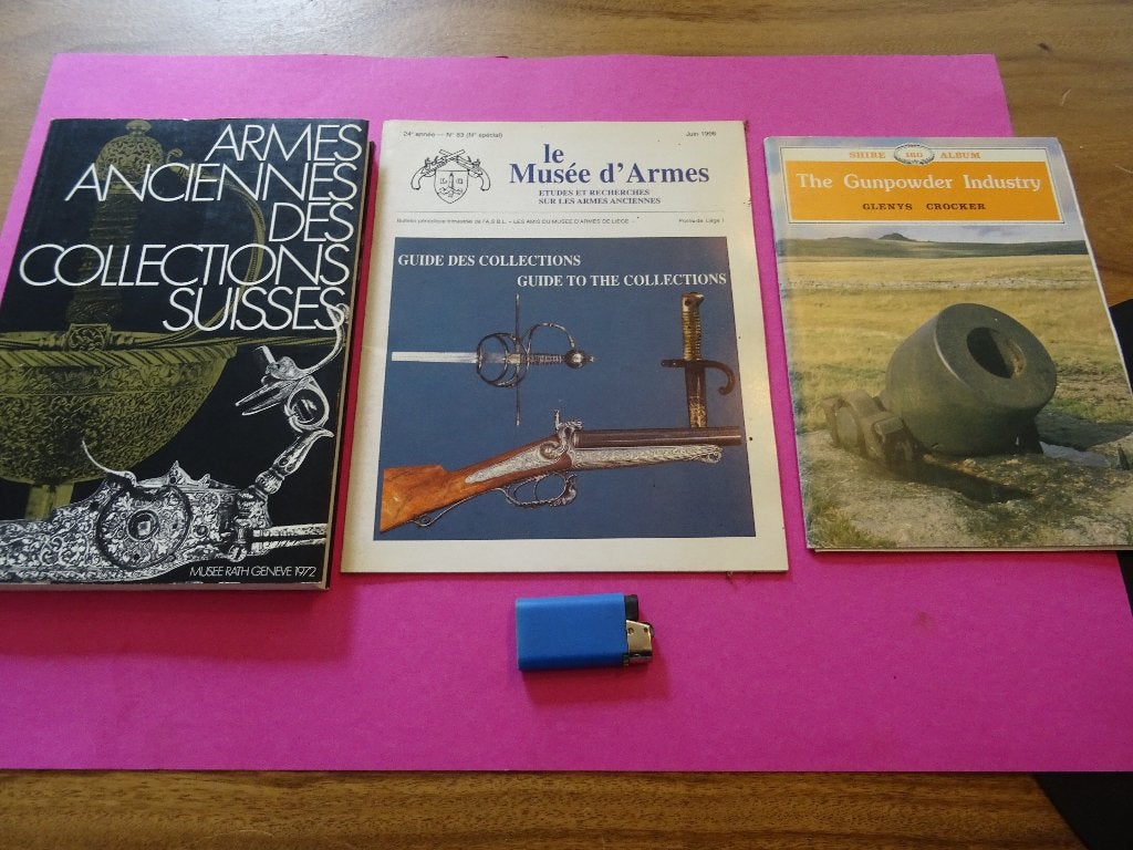 3 boekjes antieke wapens kruit geweer sabel revolver harnas, Ophalen of Verzenden