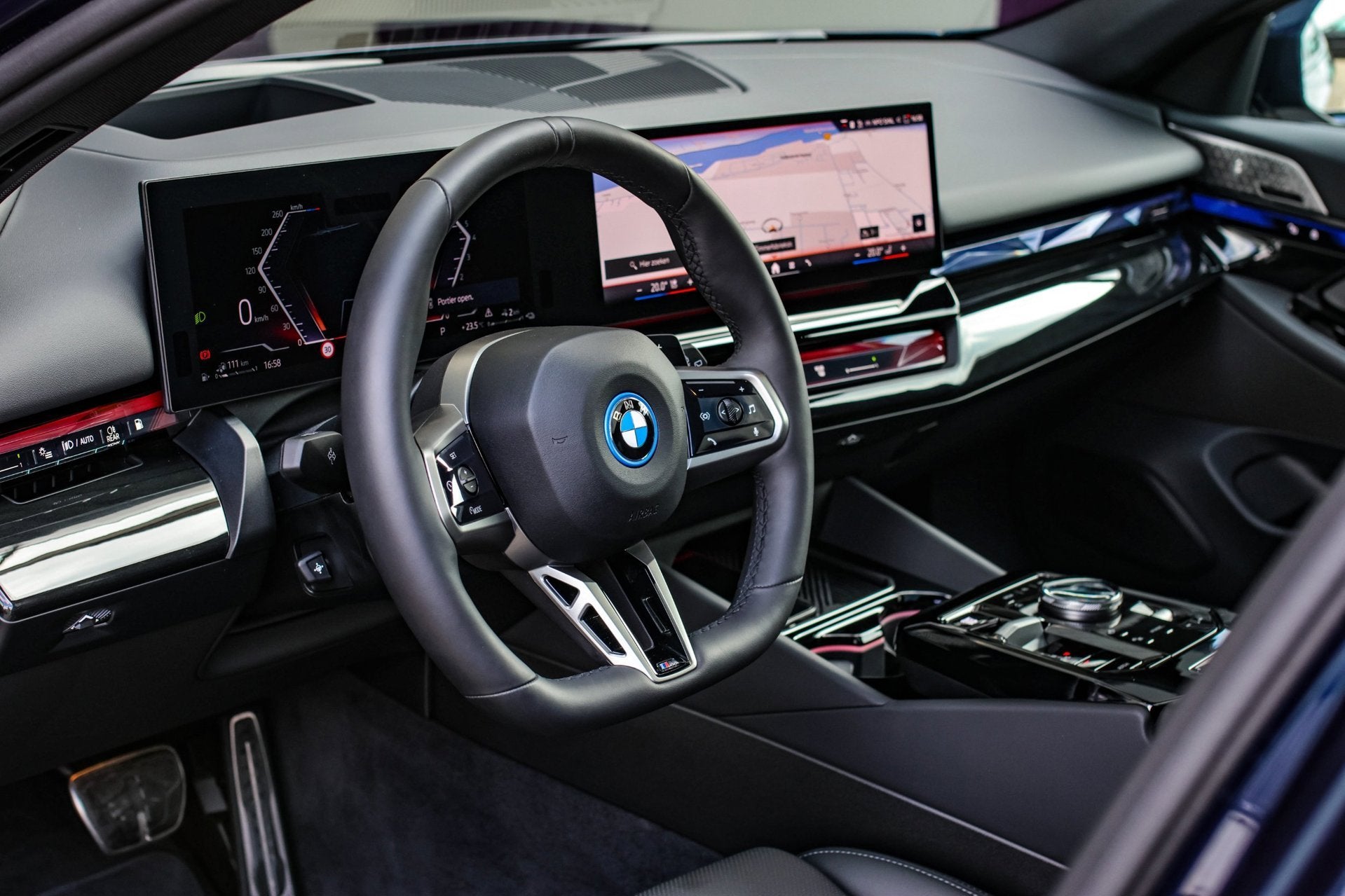 BMW 5-serie Touring 550e xDrive *Pano*B&W*4-Wiel besturing*T, Auto's, Automaat, Gebruikt, 2000 kg, Blauw