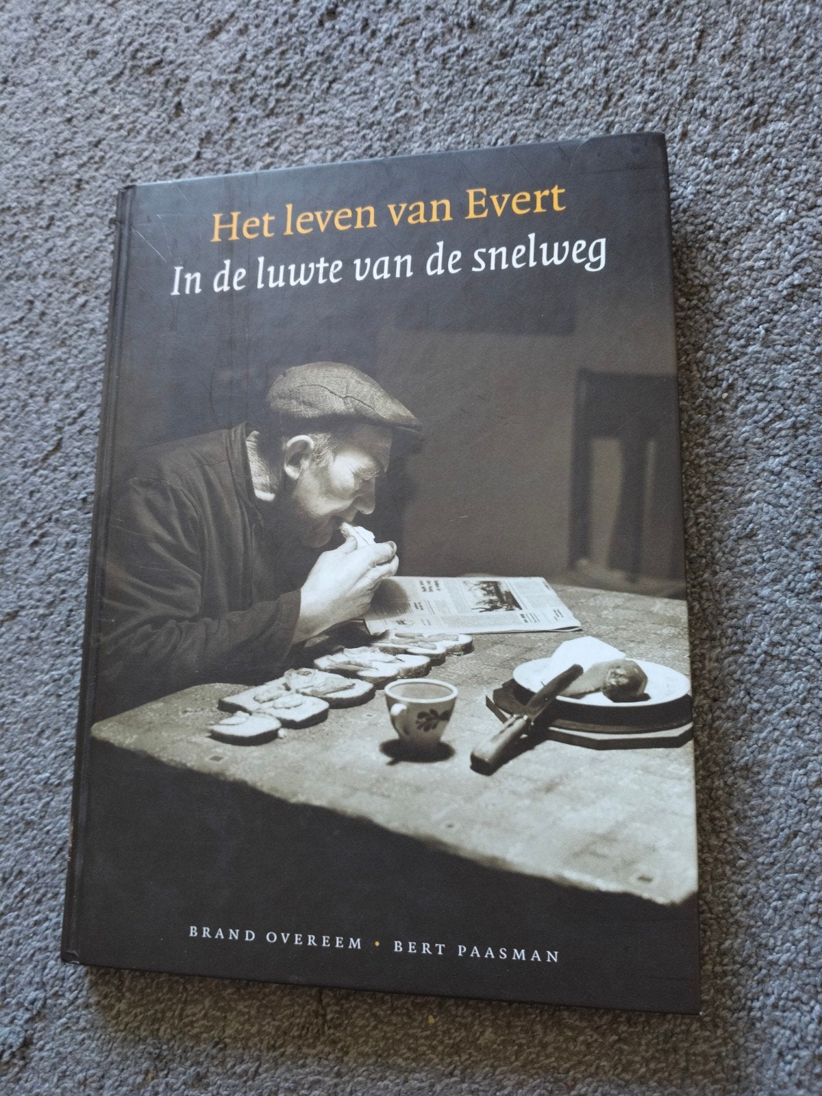 Het leven van Evert: In de luwte van de snelweg, Boeken, Ophalen of Verzenden, Zo goed als nieuw, Fotografen, Brand Overeem, Bert Paasman