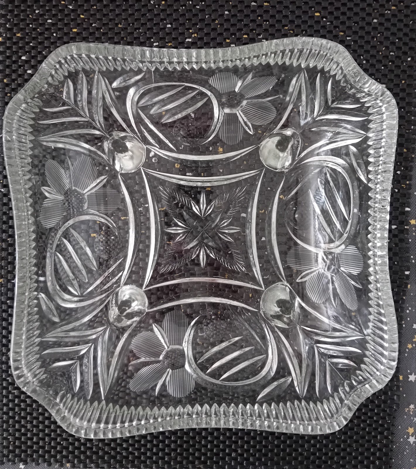 Presenteerschaal dik glazen schaal op voetjes. 20 x 20 x 9 h, Ophalen
