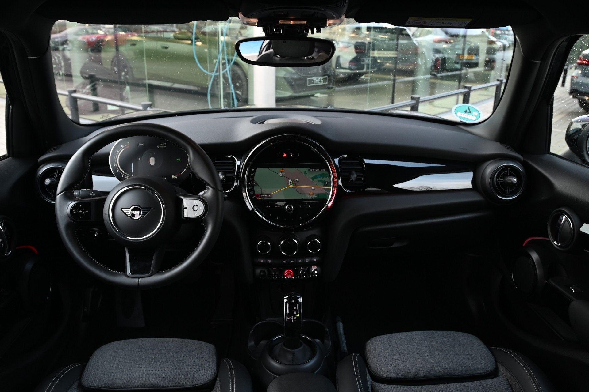 MINI Hatchback Cooper Classic Automaat / Achteruitrijcamera, Auto's, 136 pk, Gebruikt, Met garantie (alle), Leder en Stof