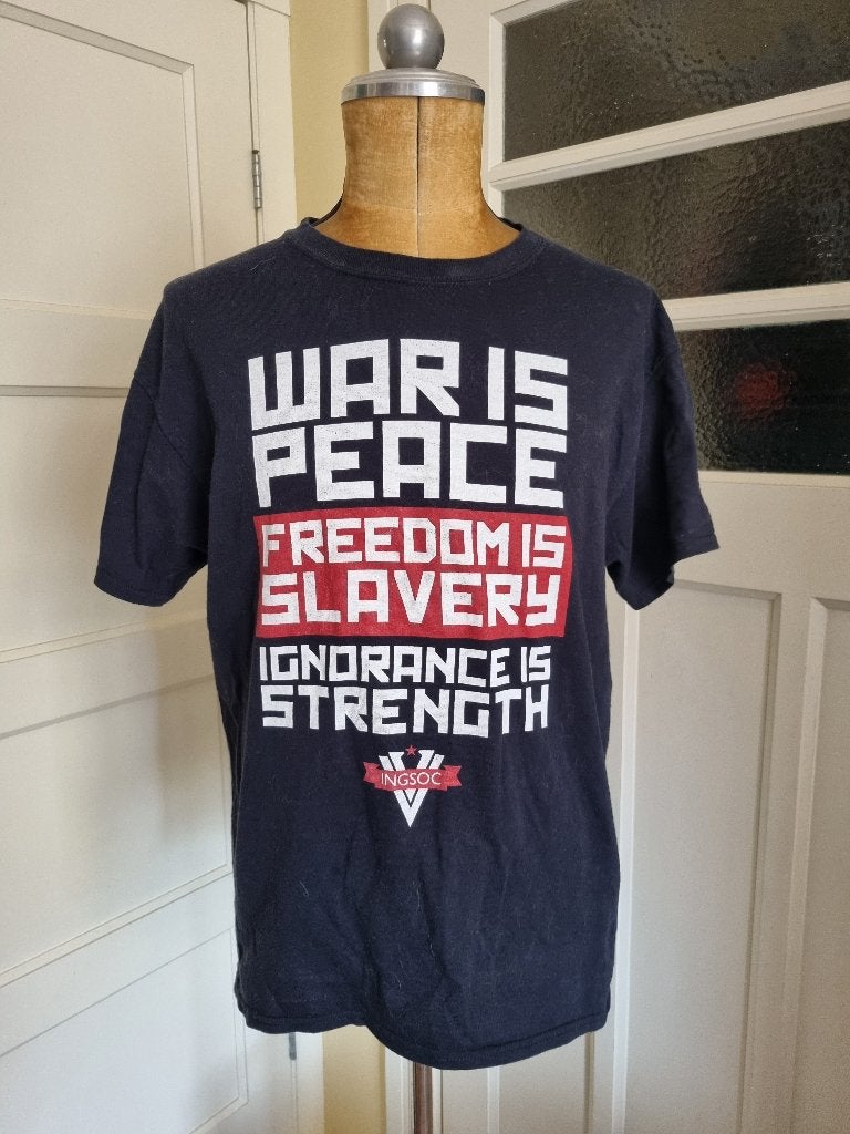 T-shirt "War is peace" (Orwell 1984) Ingsoc, Ophalen of Verzenden, Zo goed als nieuw, Maat 52/54 (L)
