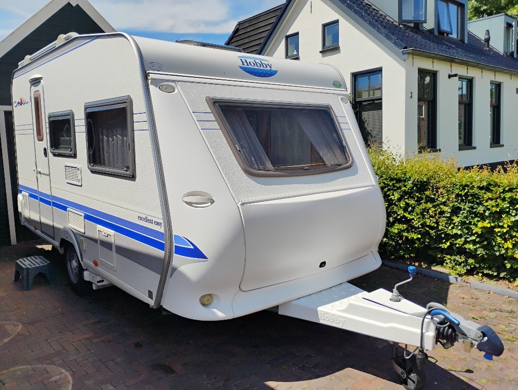 Caravan Hobby 400 SF met voortent, luifel en mover, Hobby, Treinzit, 750 - 1000 kg, Particulier