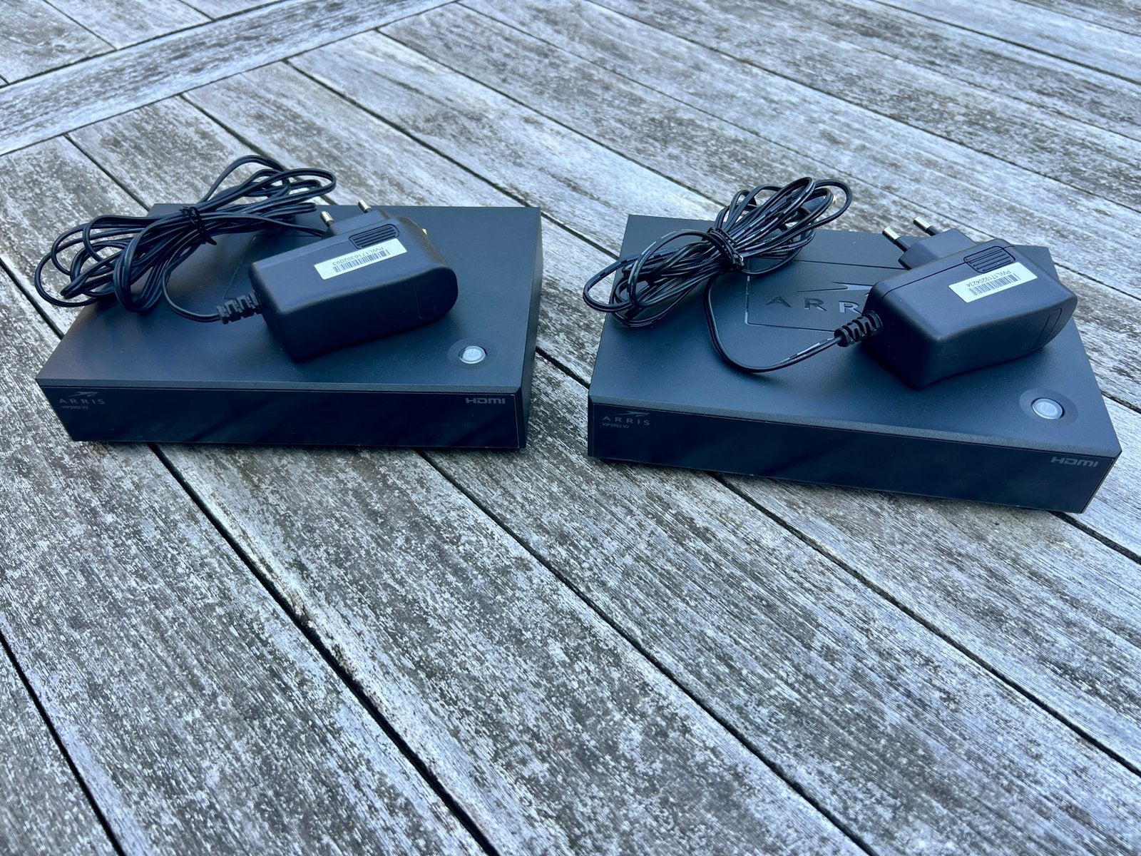2x KPN Arris VIP2952 V2 Decoders met adapters, Ophalen of Verzenden, Gebruikt, Decoder