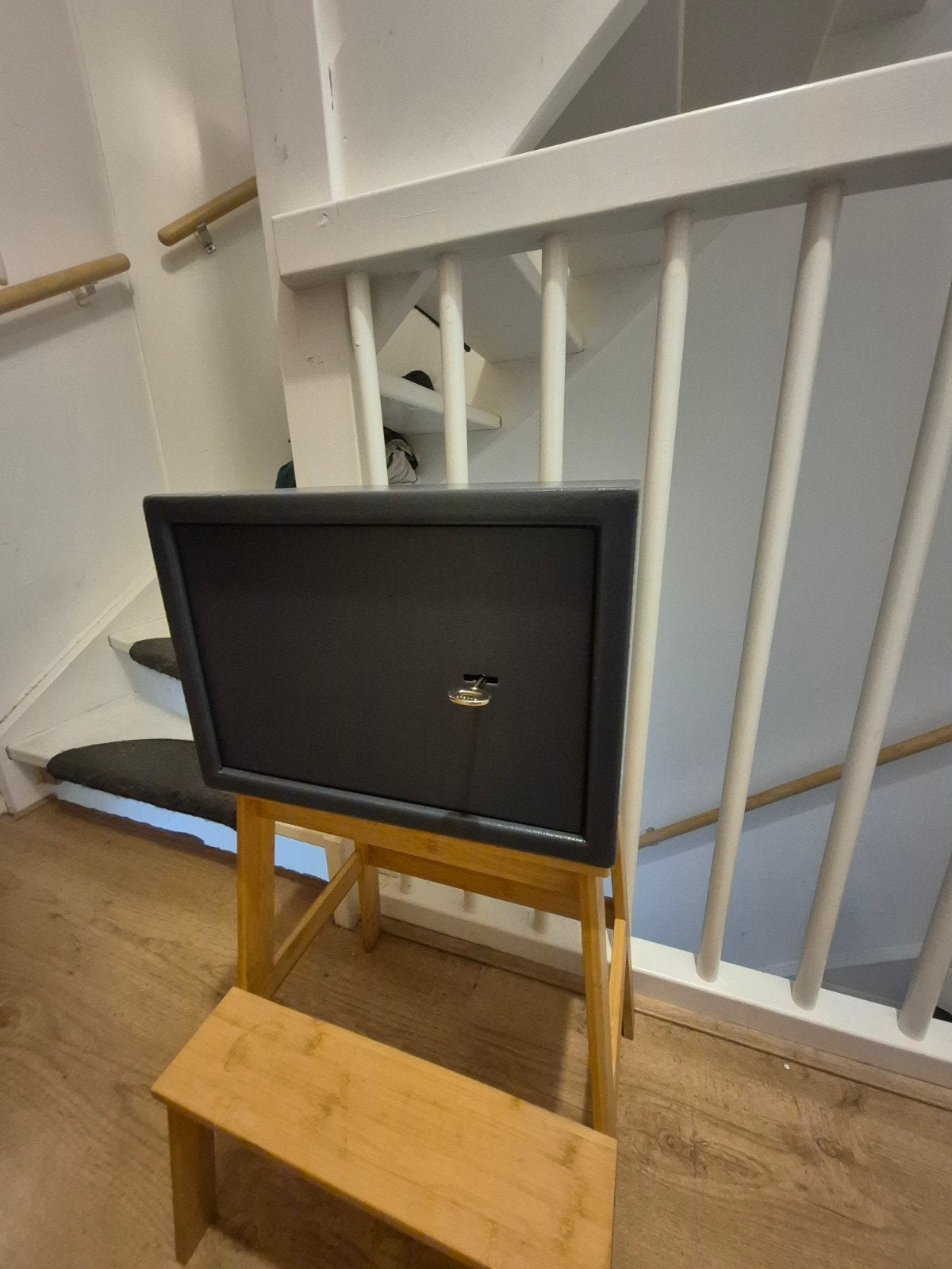 Zwarte/Grijze middelmatige kluis met sleutel, Ophalen of Verzenden
