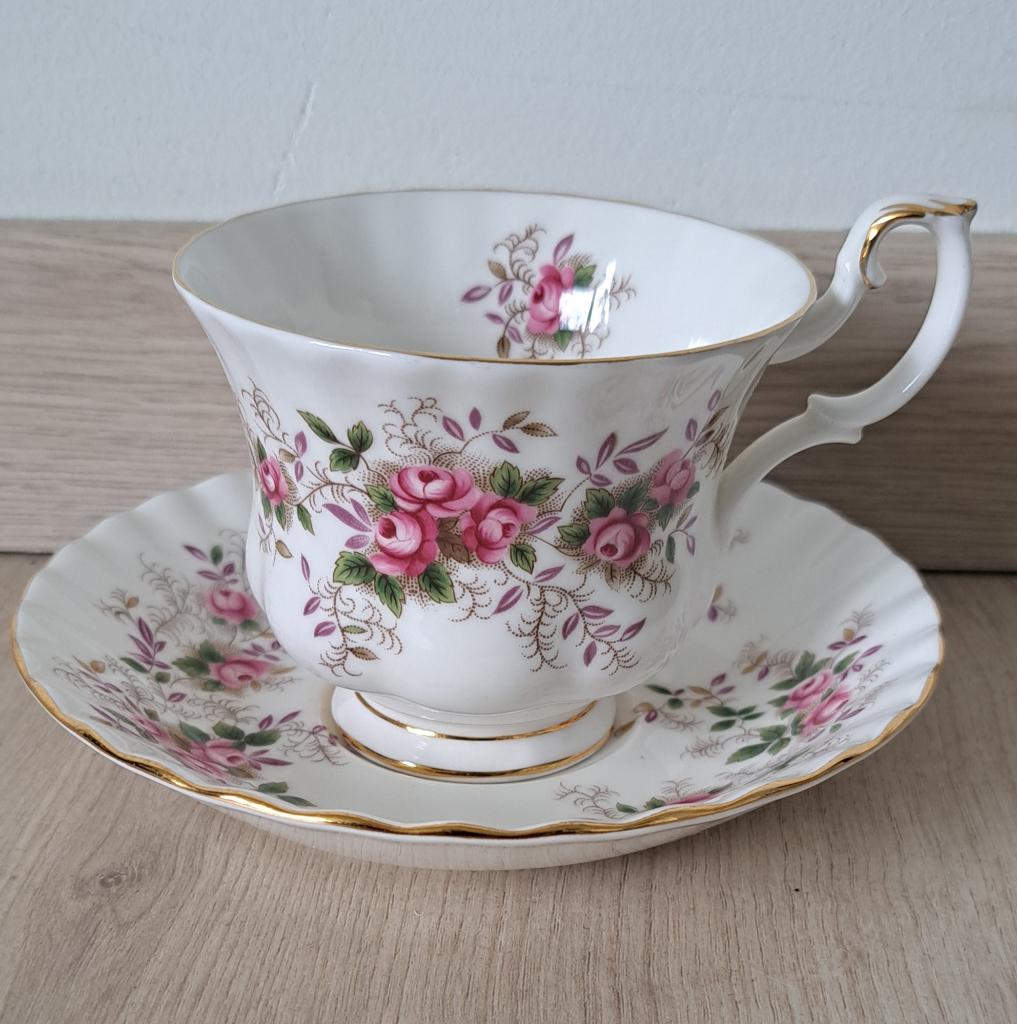 Royal Albert lavender rose porselein kop en schotel, Ophalen of Verzenden, Zo goed als nieuw, Overige stijlen, Kop(pen) en/of Schotel(s)