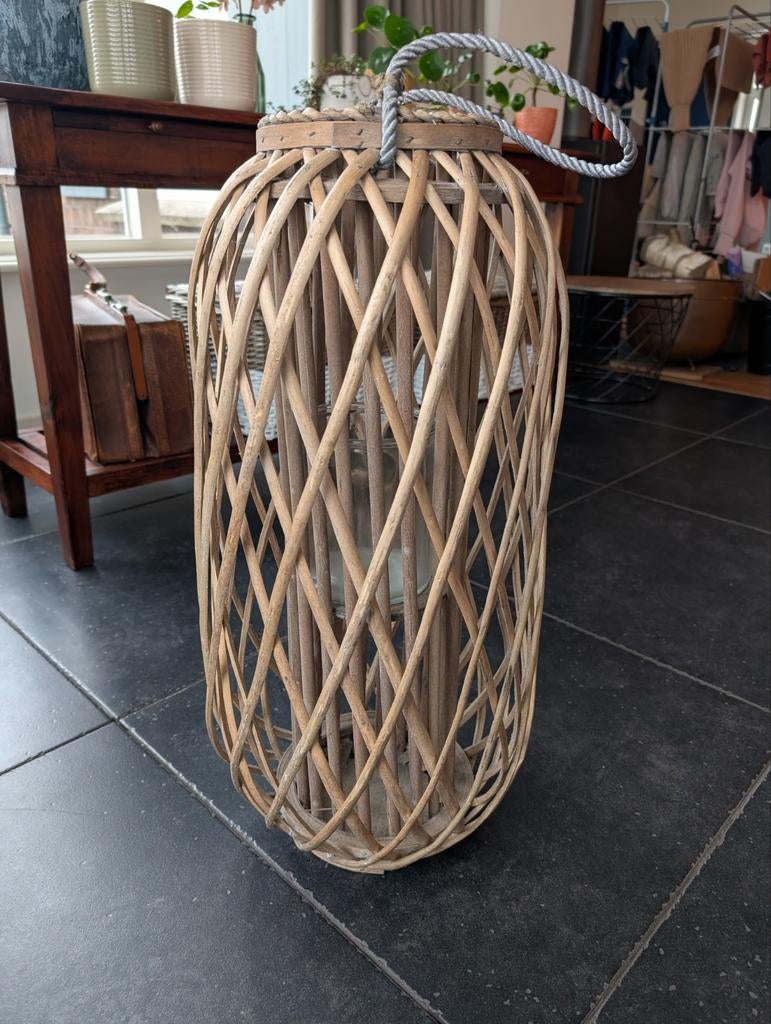 Rieten lantaarn / windlicht, Huis en Inrichting, Woonaccessoires | Kandelaars en Kaarsen, Ophalen, Zo goed als nieuw, Hout, 50 tot 75 cm
