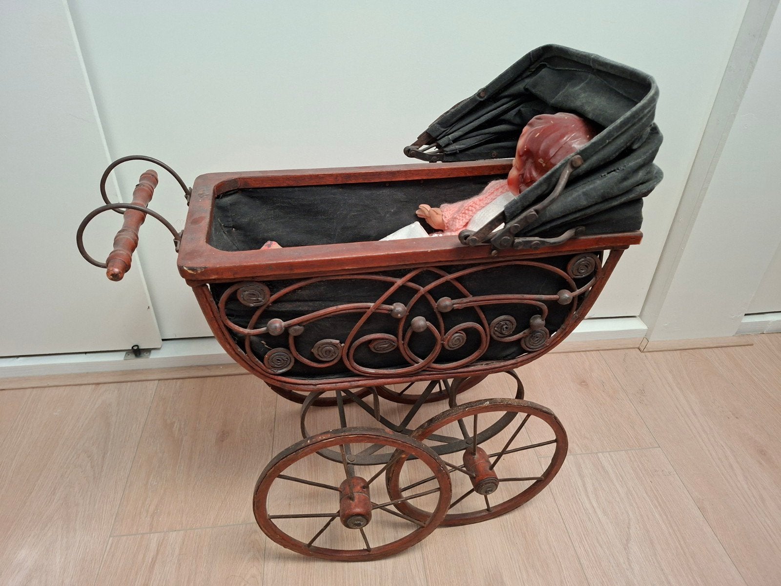Antieke poppenwagen met pop - Jaren '20/'30, Ophalen of Verzenden, Gebruikt, Babypop