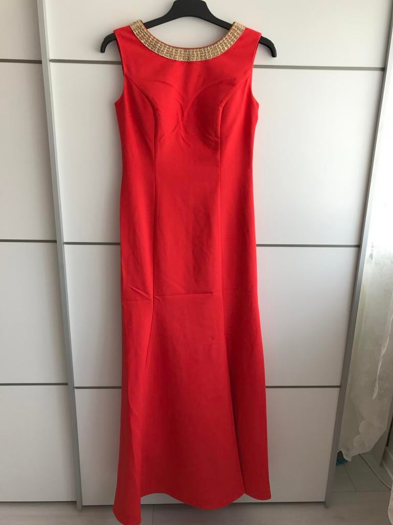 Koraalkleurige avondjurk met gouden kettingen op de rug, Kleding | Dames, Gelegenheidskleding, Galajurk, Overige kleuren, Nieuw