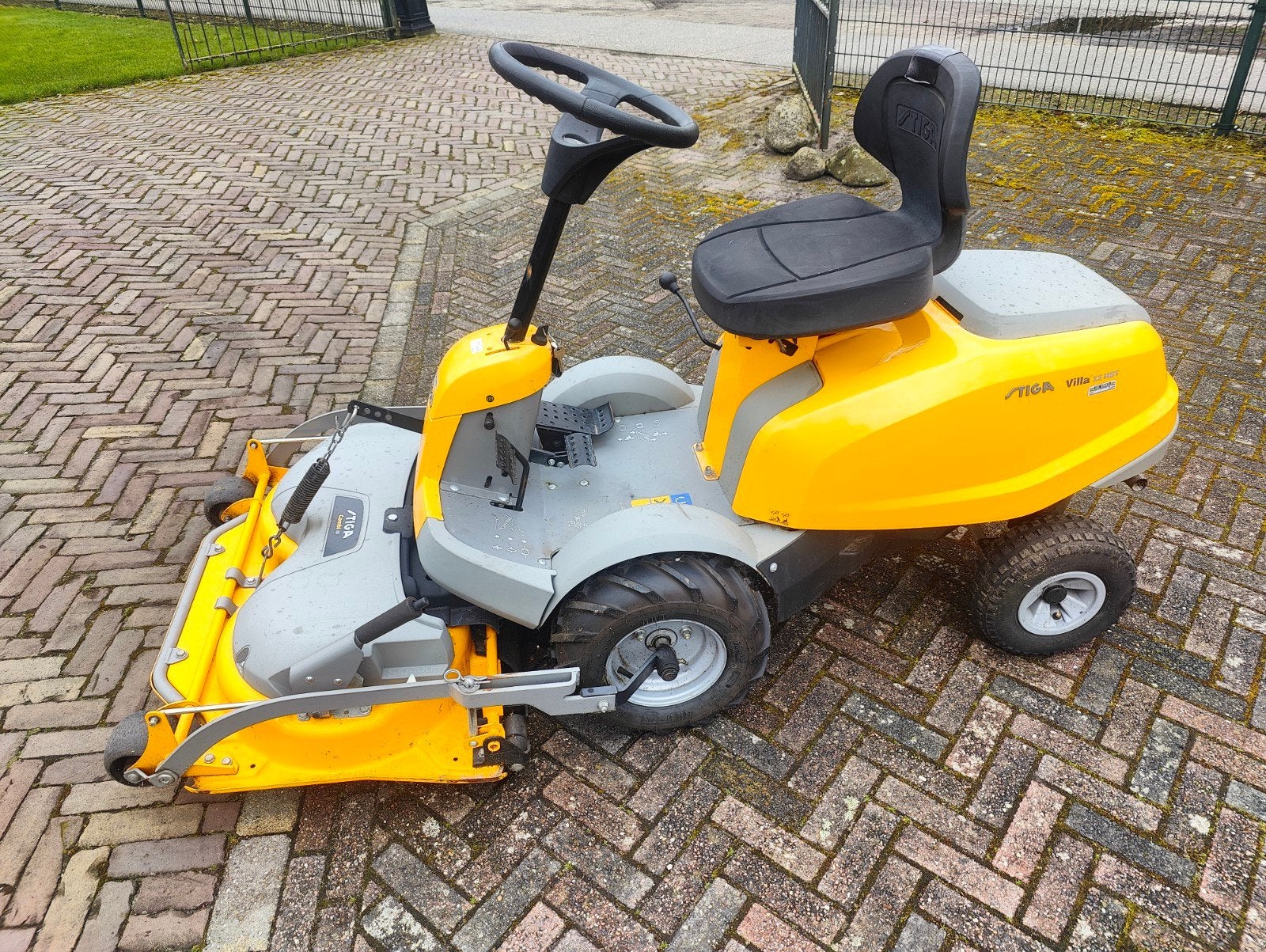 Stiga Villa 13 HST Zitmaaier - Perfect voor uw tuin!, Ophalen, Cirkelmaaier, Gebruikt, Stiga