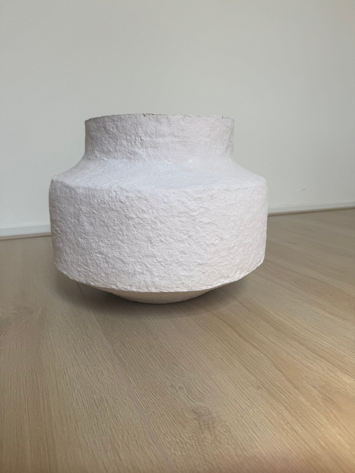 Decoratieve handgemaakte vaas van papier-maché, Huis en Inrichting, Woonaccessoires | Vazen, Ophalen, Zo goed als nieuw