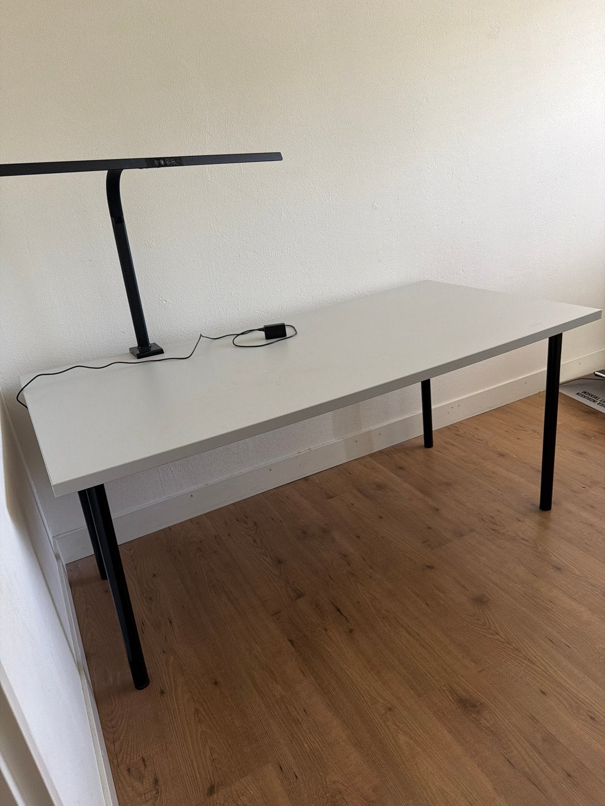 Modern wit bureau met zwarte poten, Ophalen, Spaanplaat of MDF, Zo goed als nieuw, Computerbureau