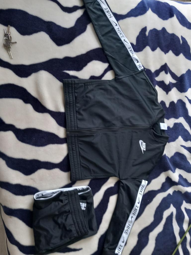 Nike pak met broek. 1x gedragen!, Kinderen en Baby's, Ophalen, Zo goed als nieuw, Jongen of Meisje