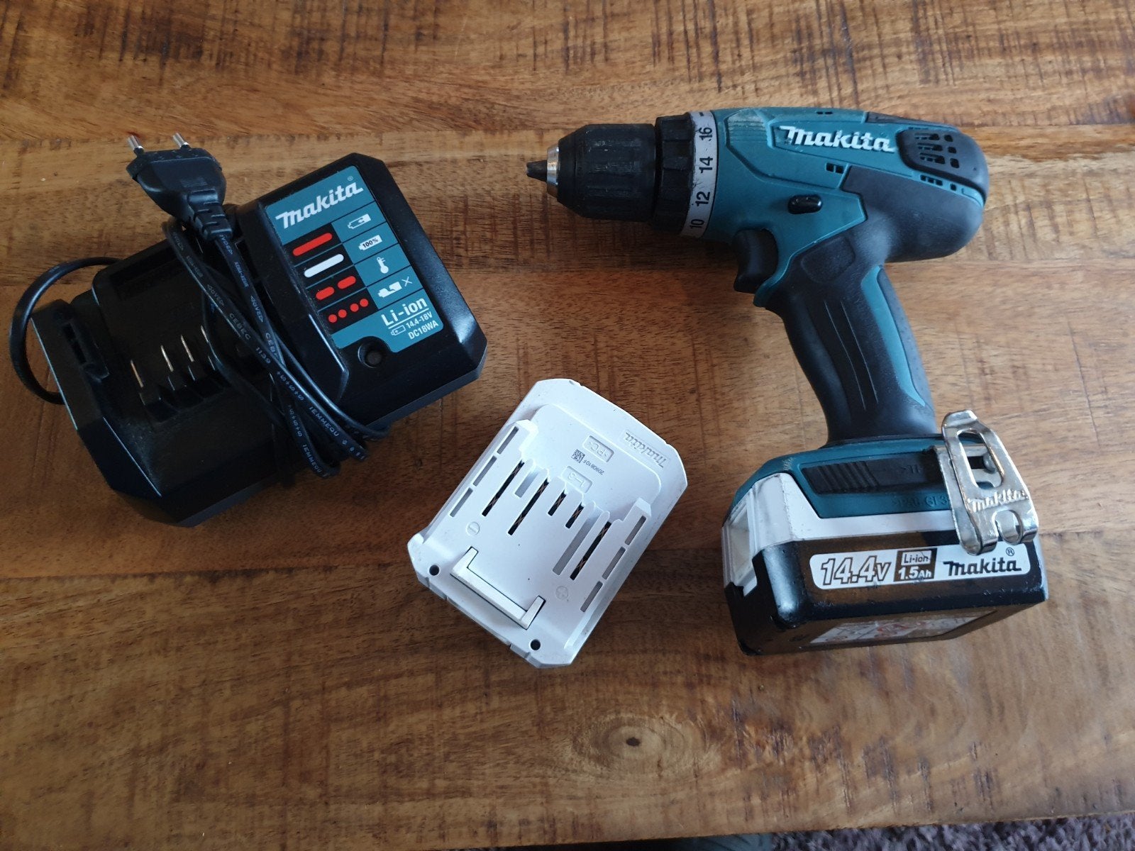 Makita DF347D Accuboormachine met lader en 2 accu, Variabele snelheid, Ophalen of Verzenden, Minder dan 400 watt, Zo goed als nieuw