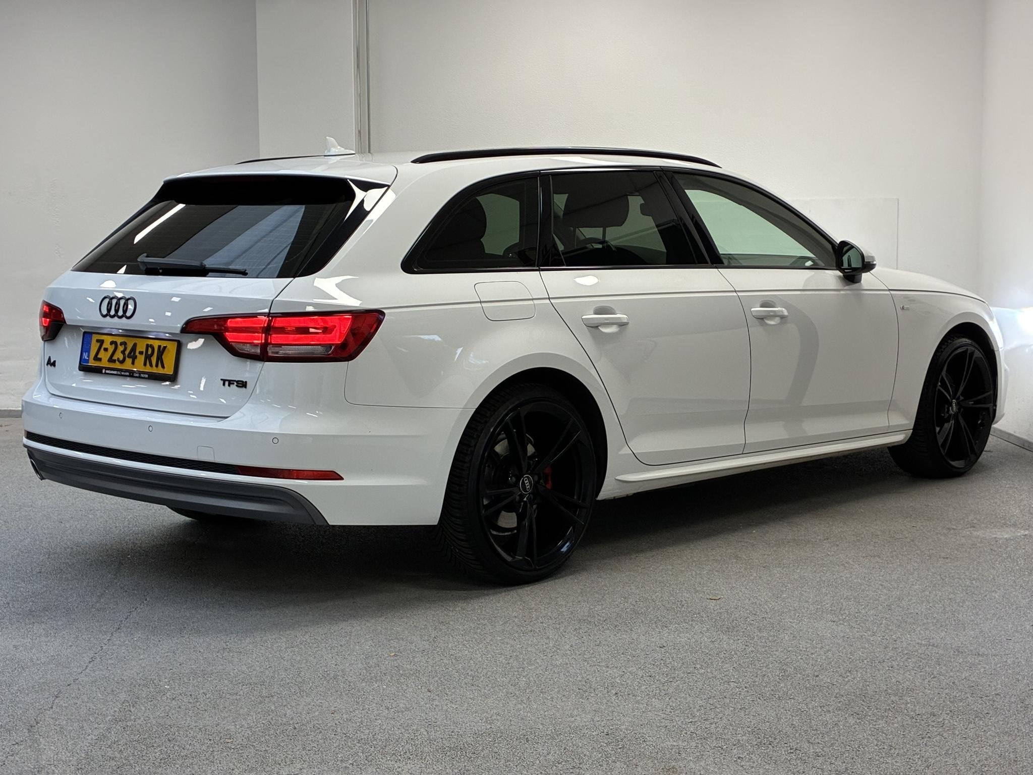 Audi A4 Avant 1.4 TFSI Sport S line black edition | PDC | NA, Auto's, Dealer onderhouden, Stof, Gebruikt, 4 cilinders
