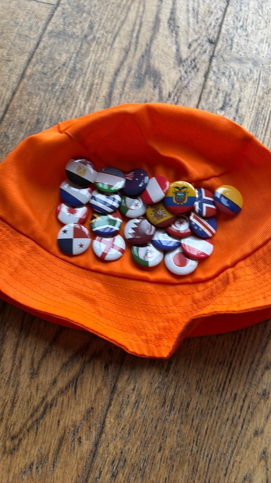 Mooie oranje hoed met buttons, Ophalen of Verzenden, Nieuw, Jongen of Meisje, Hoed