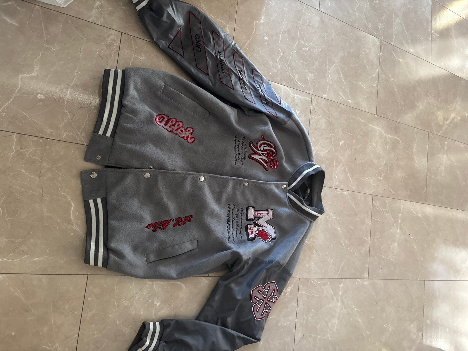 Stijlvol grijs varsity jack met unieke patches, Ophalen of Verzenden, Zo goed als nieuw, Maat 42/44 (L), Grijs