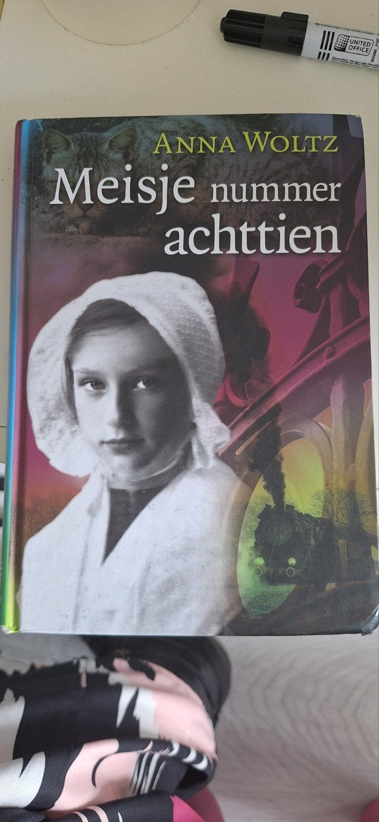 Anna Woltz - Meisje nummer 18, Ophalen of Verzenden, Zo goed als nieuw, Anna Woltz