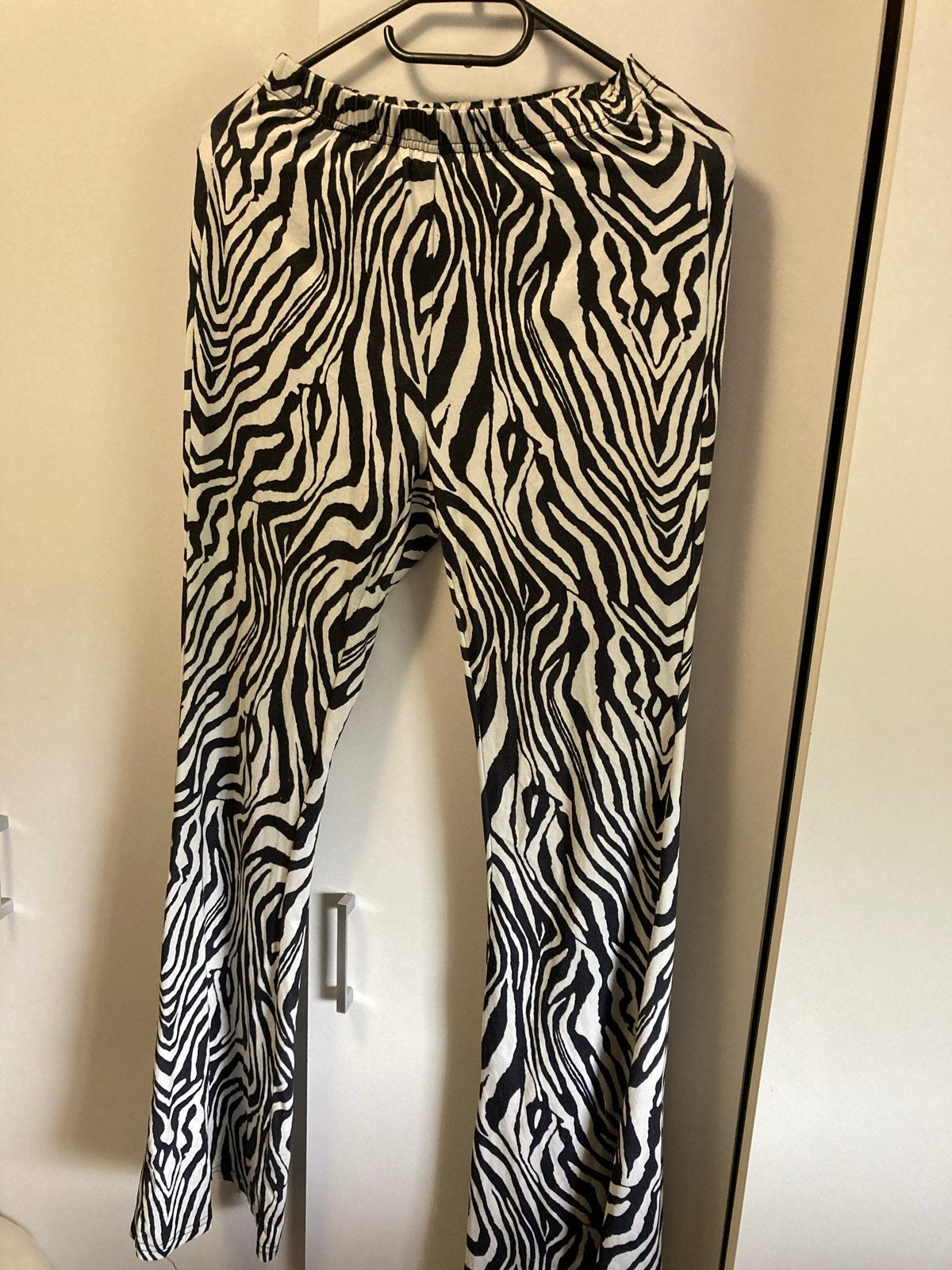 Zebraprint flared broek - Maat S, Zwart, Ophalen of Verzenden, Zo goed als nieuw, Maat 36 (S)
