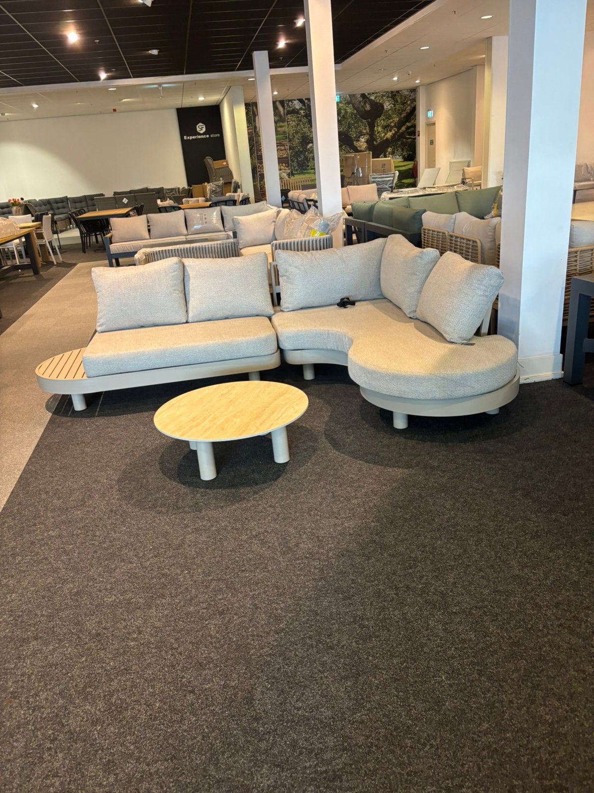 Moderne Hoekbank met Ronde Afwerking en Salontafel, Huis en Inrichting, Banken | Bankstellen, Ophalen, 250 tot 300 cm, 100 tot 125 cm