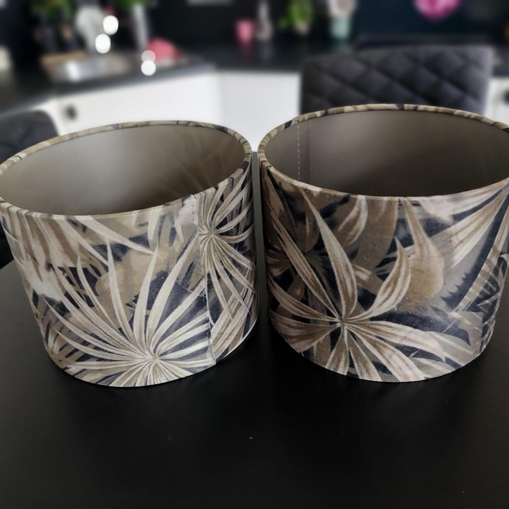Twee lampenkappen met bladprint, Huis en Inrichting, Lampen | Lampenkappen, Ophalen, Zo goed als nieuw, Rond, Minder dan 25 cm