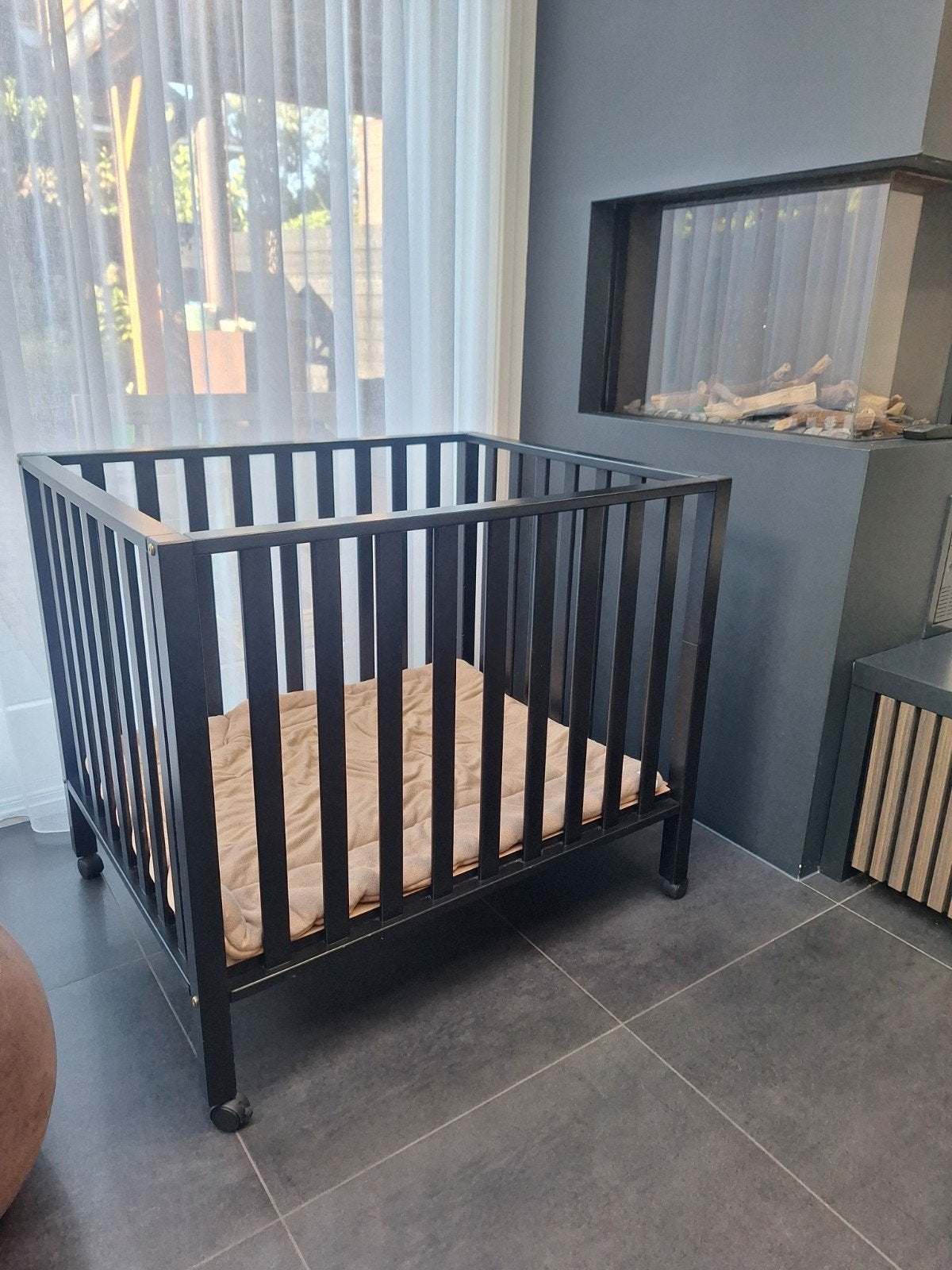Zwarte Childwood babybox op wielen, Kinderen en Baby's, Boxen, Ophalen, Gebruikt, Vierkant, Wieltjes