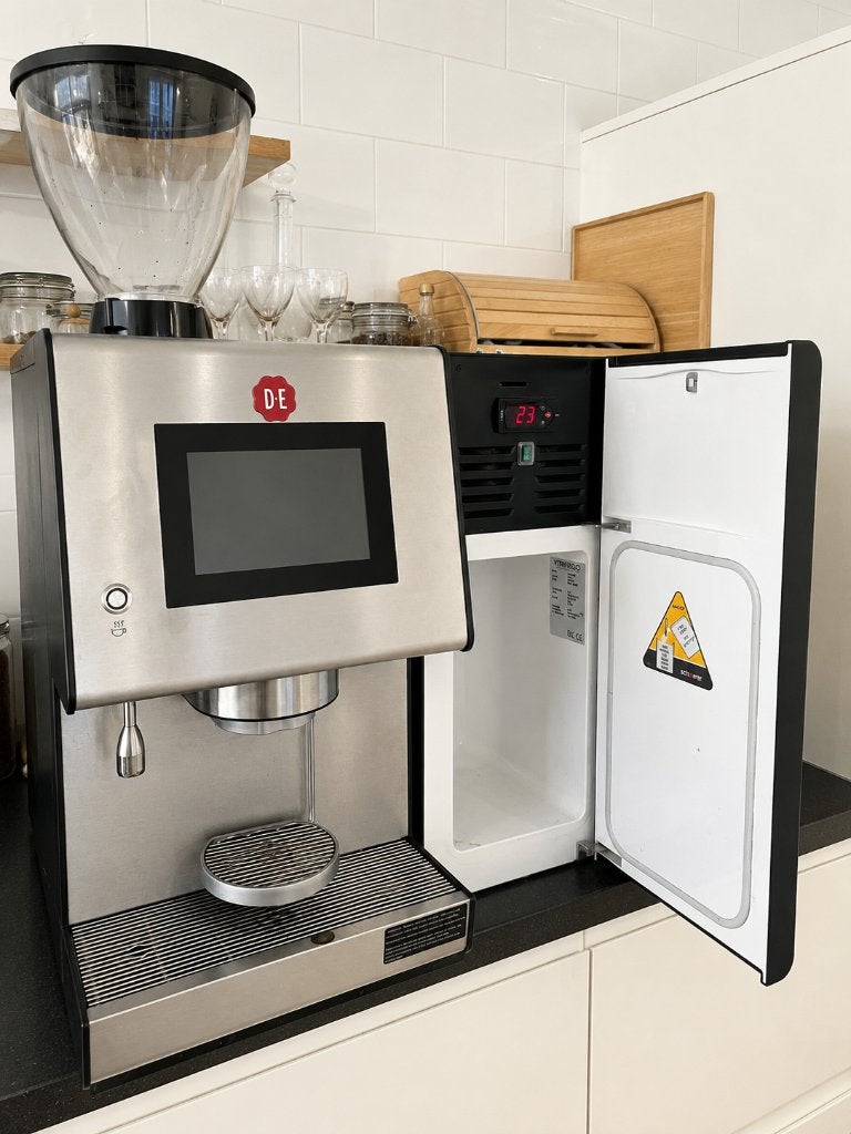 JDE Barista ONE professionele koffiemachine met melkkoeler, Ophalen, Gebruikt, 10 kopjes of meer, Koffiemachine