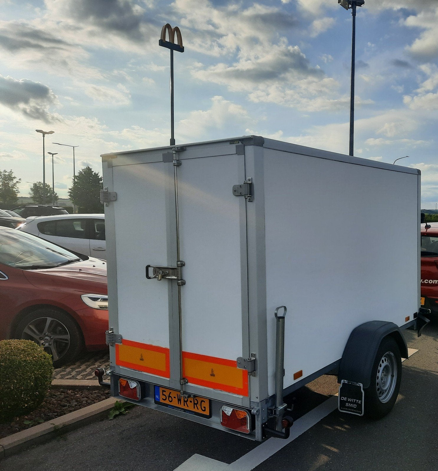 Gesloten geremde SARIS aanhangwagen 1350kg, Ophalen