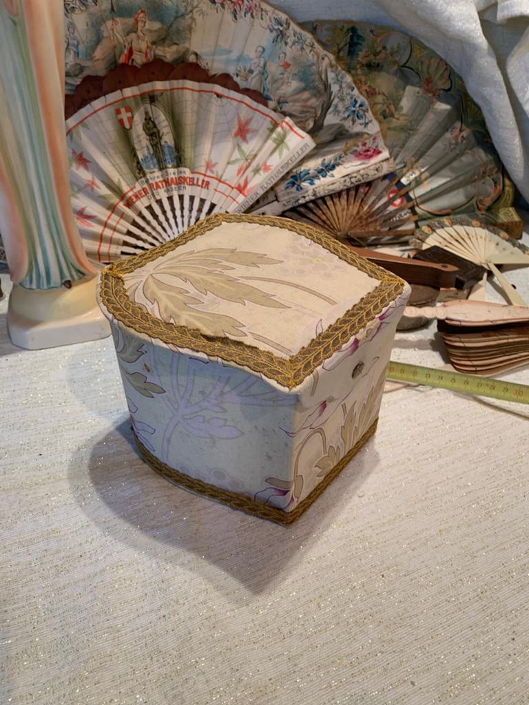 Antieke brocante stoffen doos met unieke vorm, Antiek en Kunst, Curiosa en Brocante, Ophalen of Verzenden