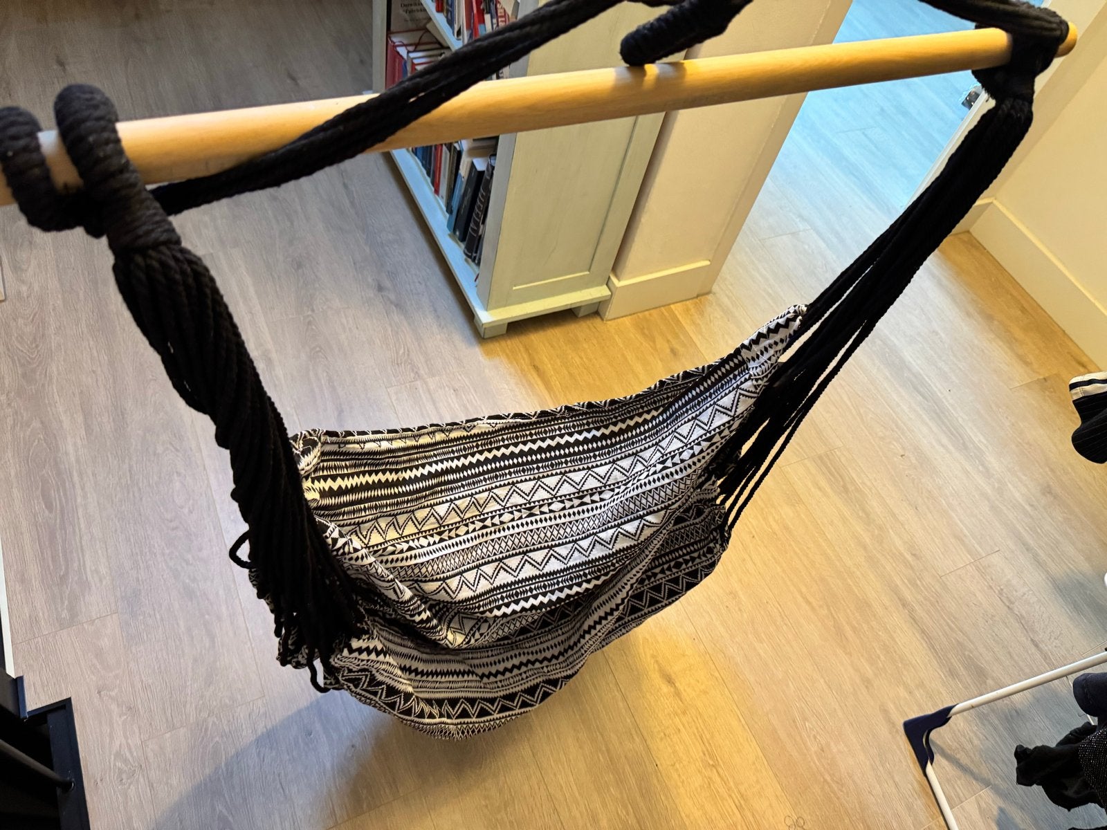 Comfortabele hangstoel met standaard - Zwart/Wit, Tuin en Terras, Hangmatten, Ophalen, Binnen, Opvouwbaar, Gebruikt