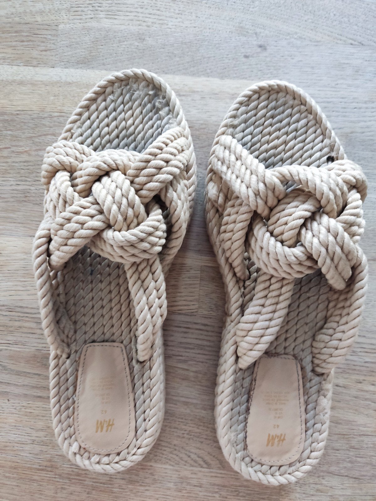 H & M SLIPPERS, MAAT 42, ZANDKLEUR, nieuwstaat., Slippers, H&M, Beige, Ophalen of Verzenden