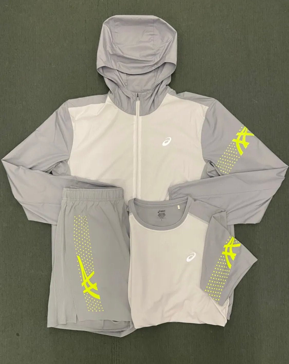 ASICS hardloopset: jas, T-shirt en korte broek, Maat 48/50 (M), Ophalen of Verzenden, Zo goed als nieuw, Hardlopen of Fietsen